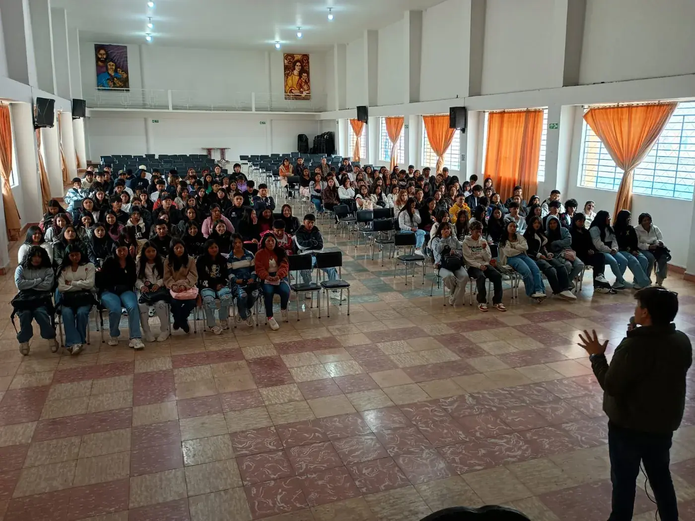 Estudiantes en aula de clase