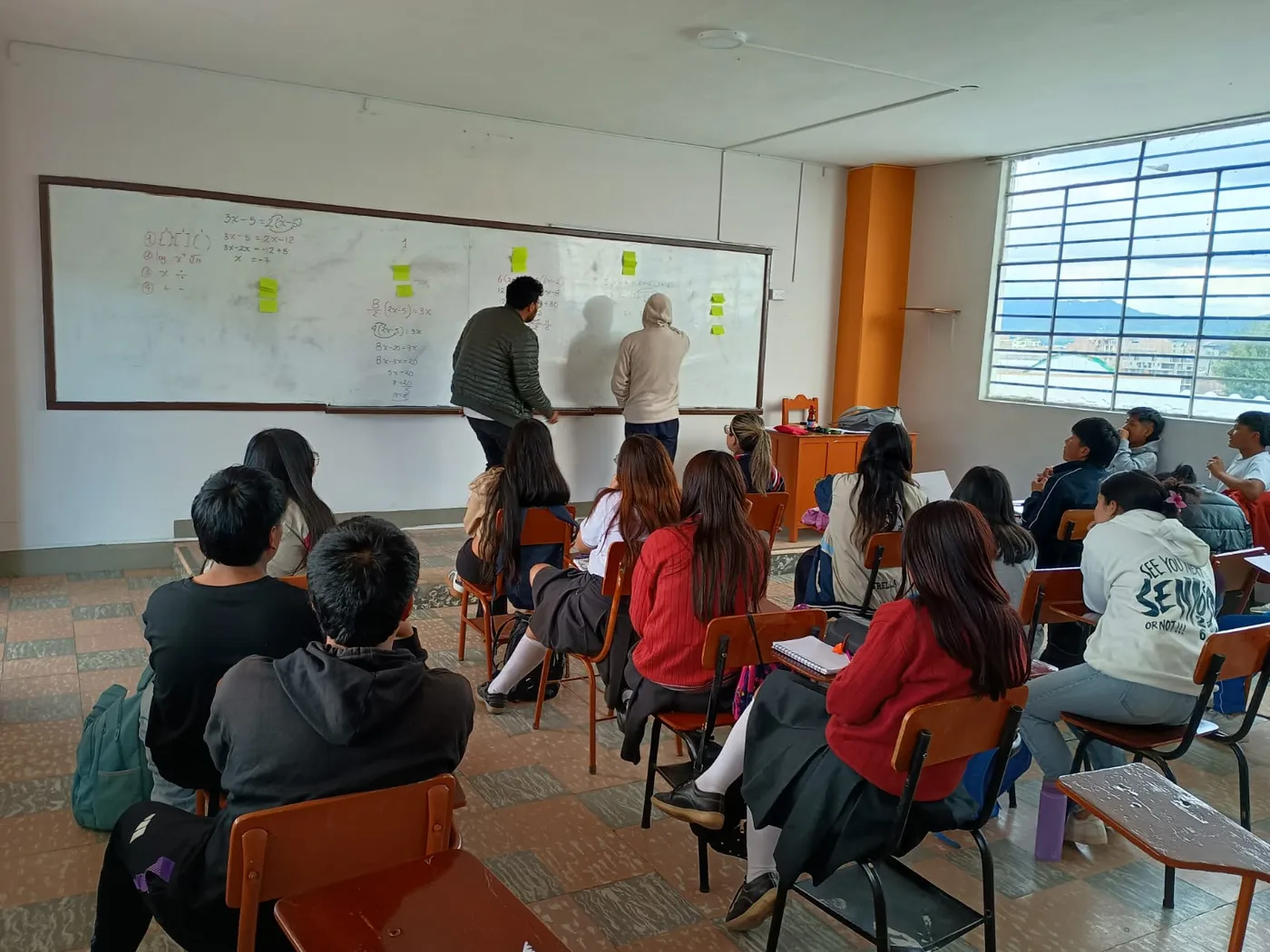 Estudiantes de EDUSUR en sesión de estudio