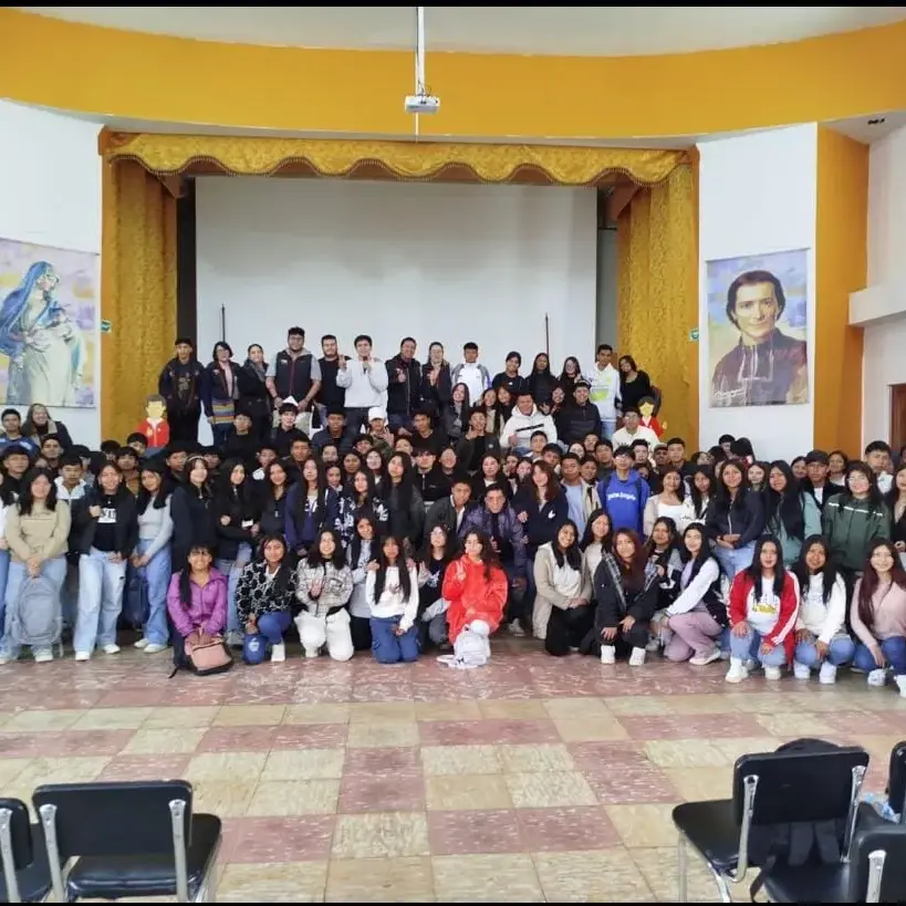 Grupo de estudiantes de EDUSUR en actividad institucional