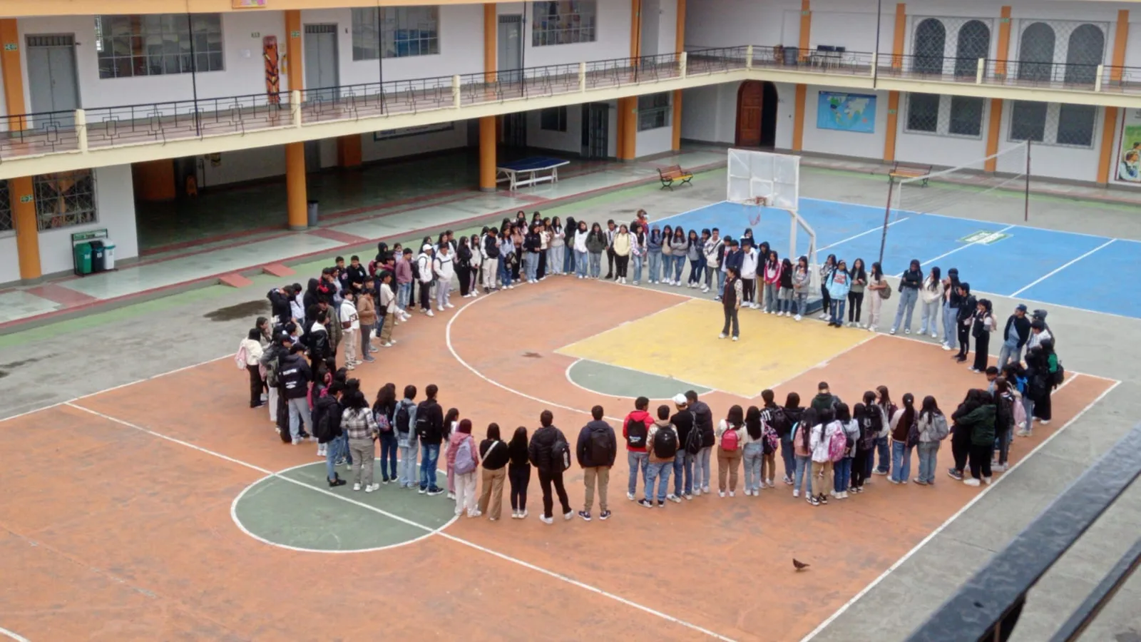Estudiantes de EDUSUR reunidos en la cancha del Colegio Champagnat