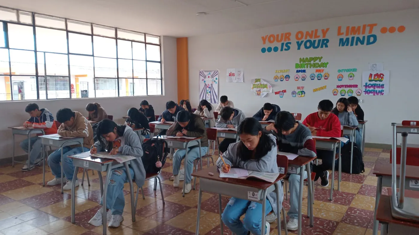 Estudiantes de EDUSUR realizando un simulacro de examen en el aula